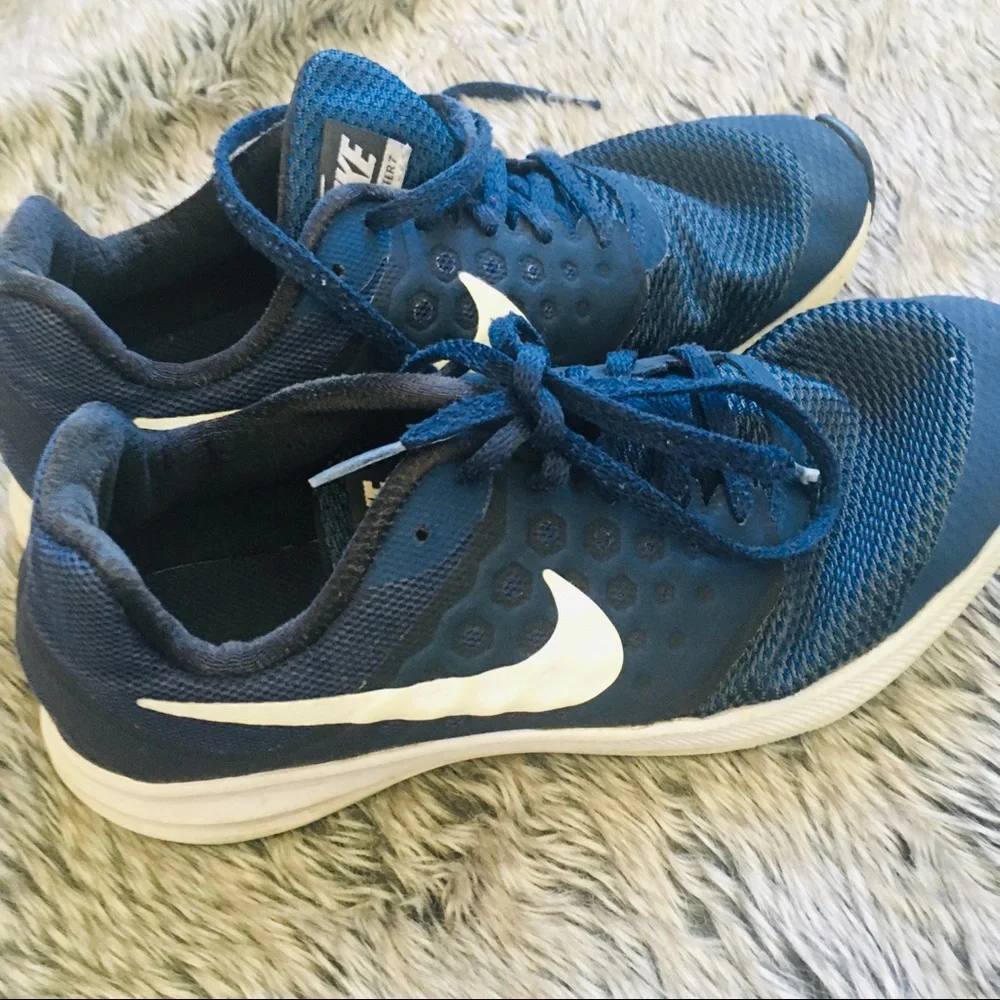 Nike Downshifter 7 boy’s navy sneakers size youth 6.5